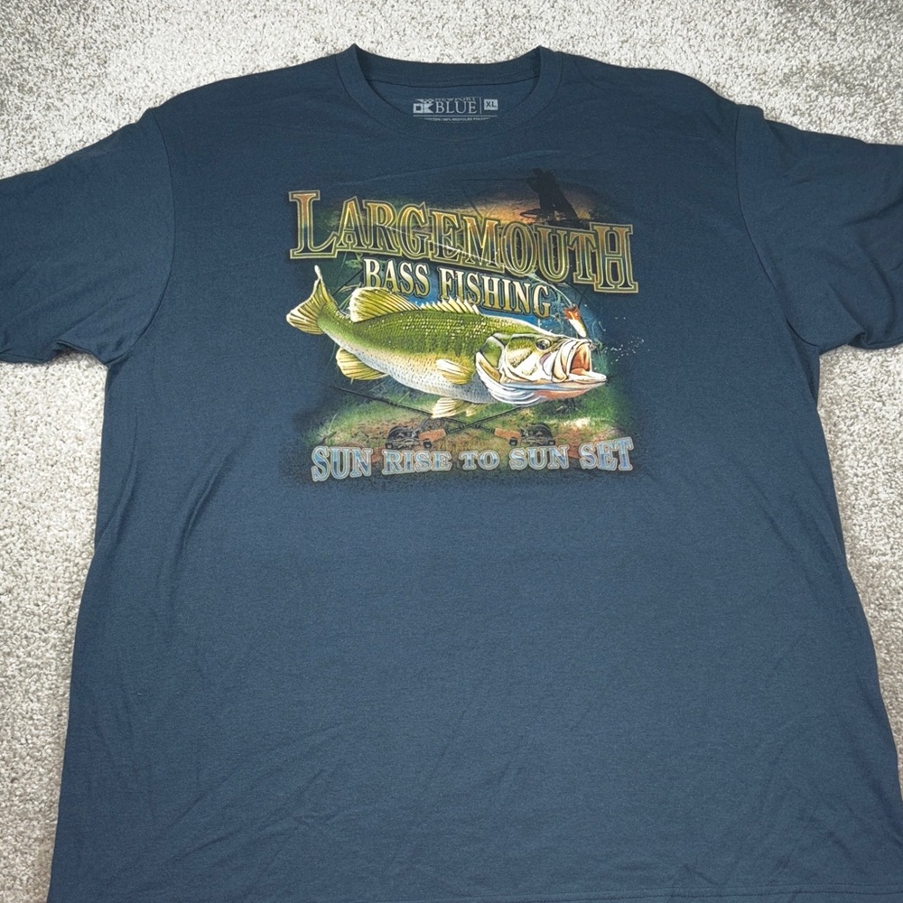Largemouth Bass Fishing Graphic T-Shirt Newport blue men's size XL‎